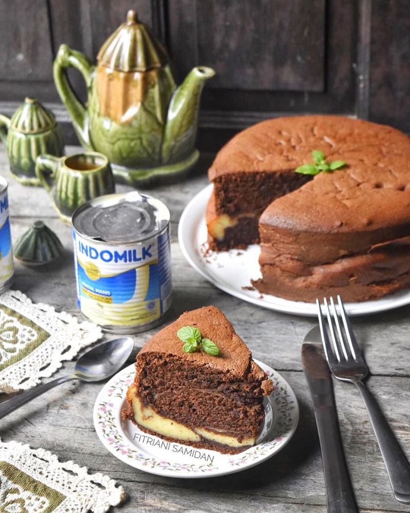 chocolate-cake-w-cream-cheese