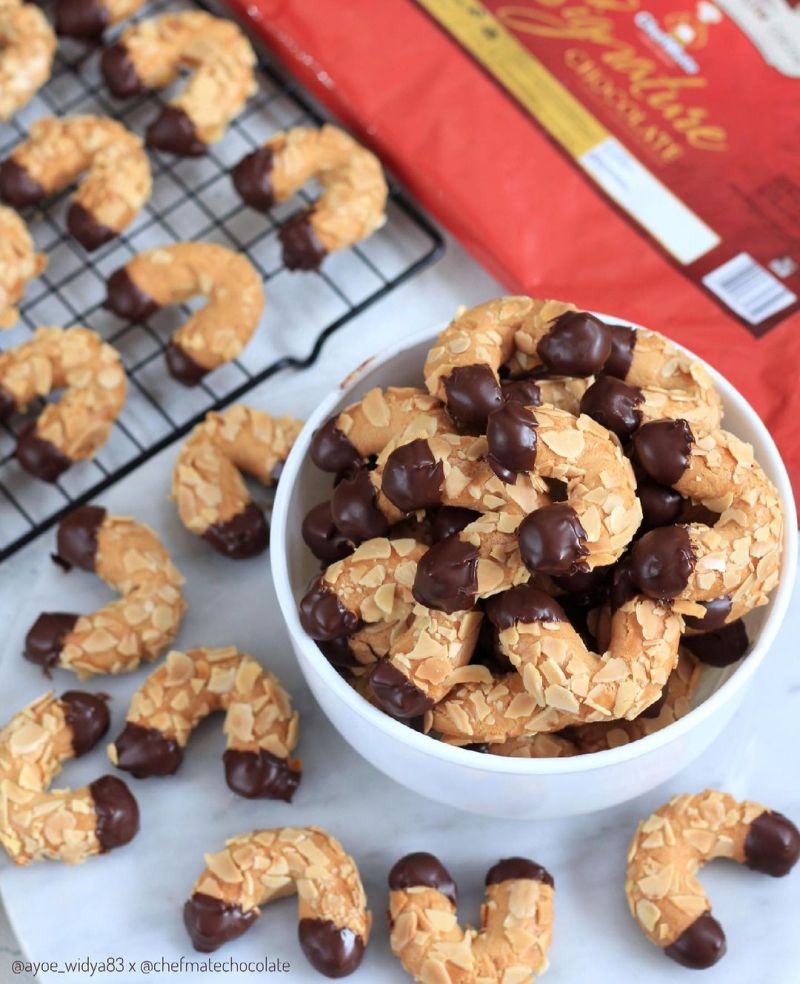 almond-crescents