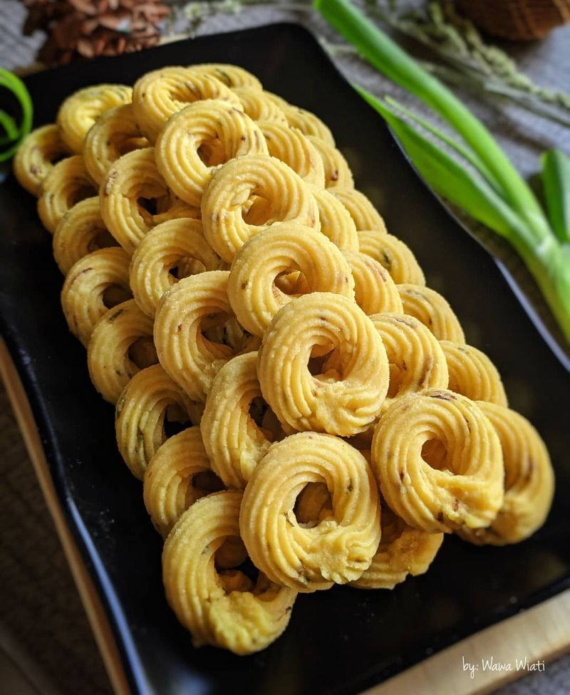 kue-kering-bawang-daun