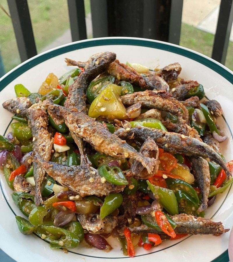 layang-goreng-siram-sambal-iris-bawang