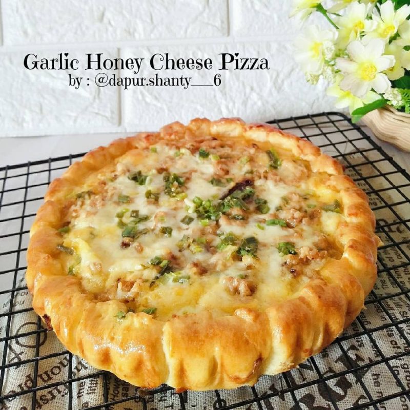 garlic-honey-cheese-pizza