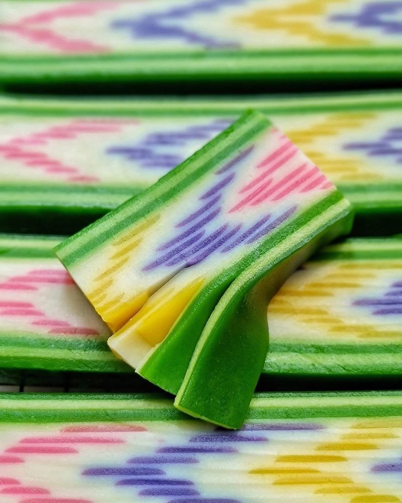 kue-lapis-motif-tenun