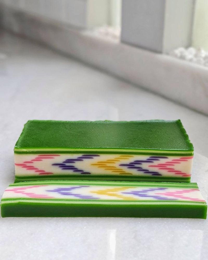 kue-lapis-motif-tenun
