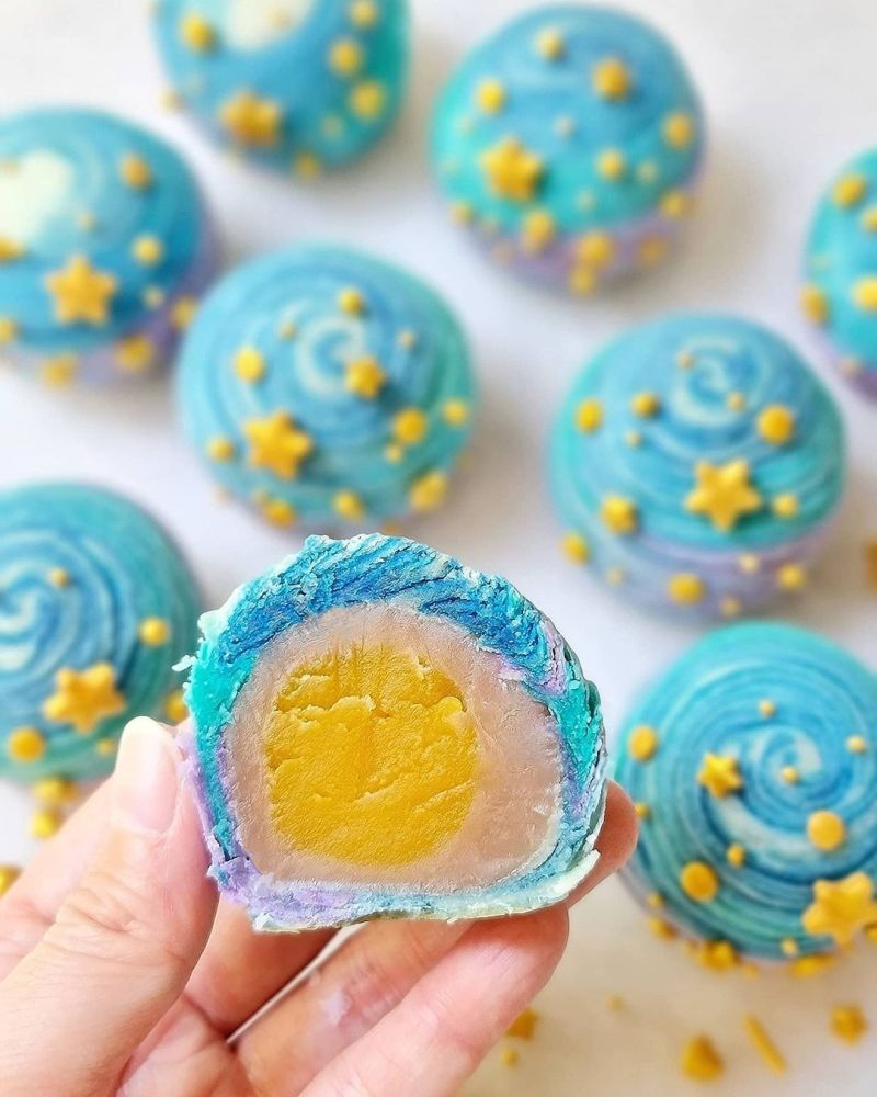 blue-galaxy-thousand-layers-spiral-mooncake