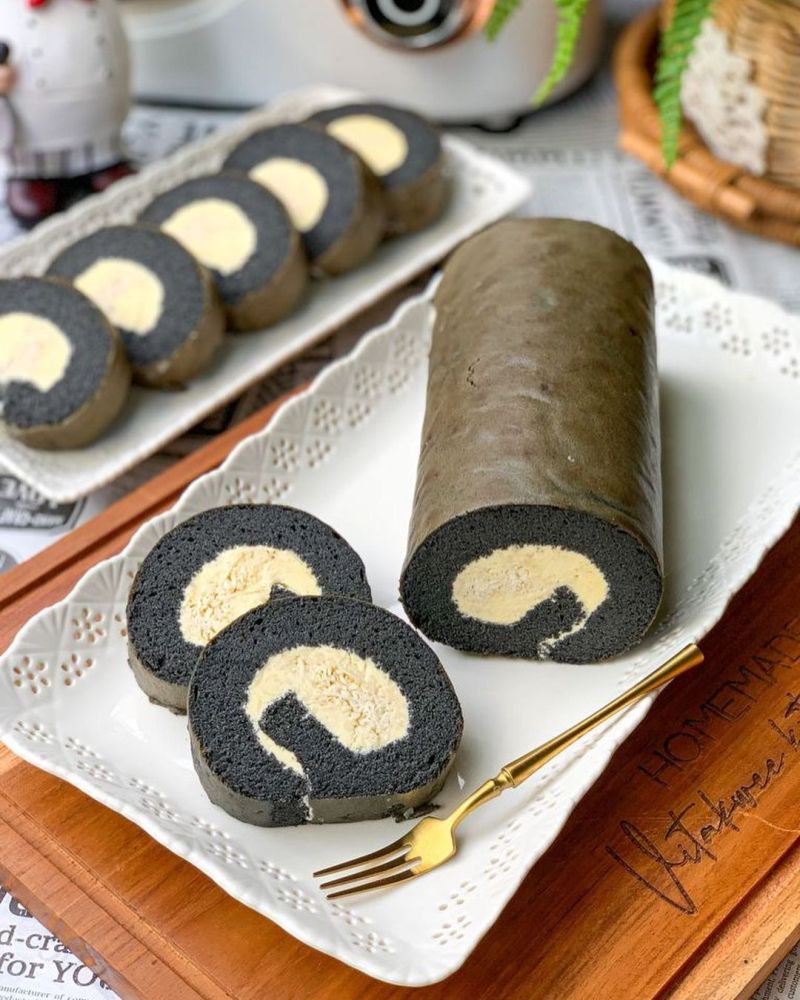 rollcake-ketan-hitam