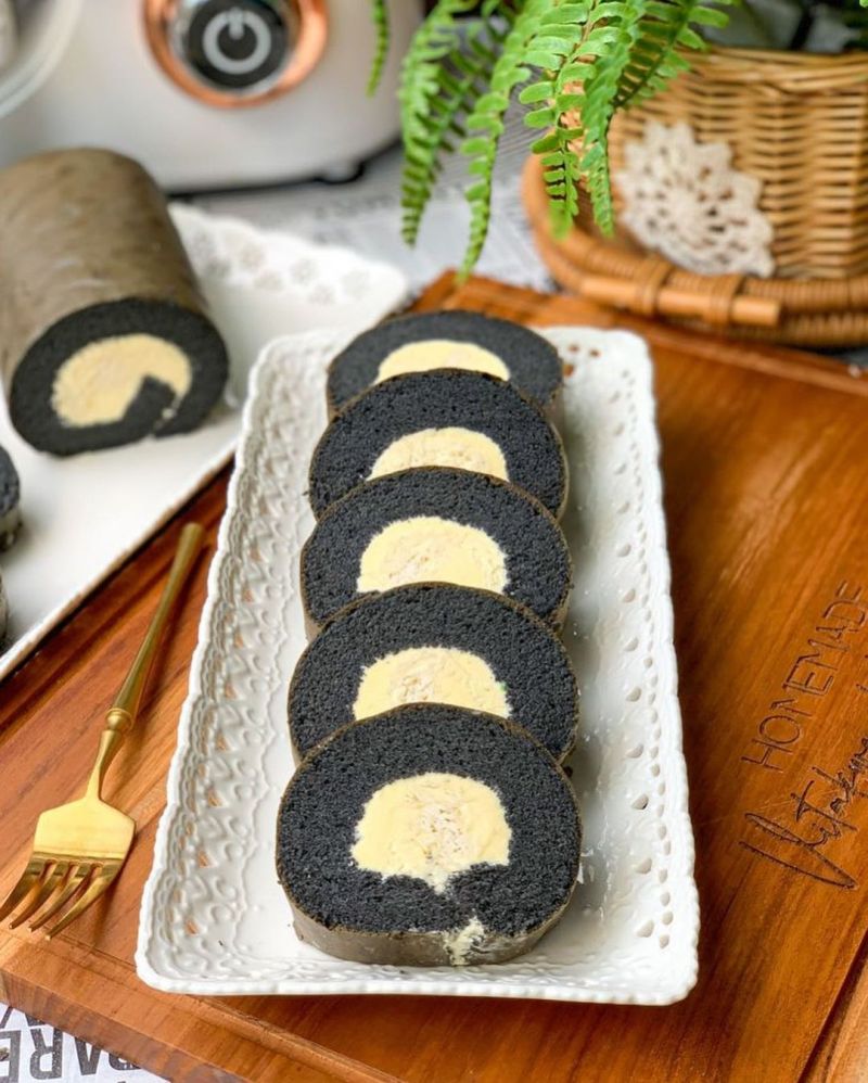 rollcake-ketan-hitam