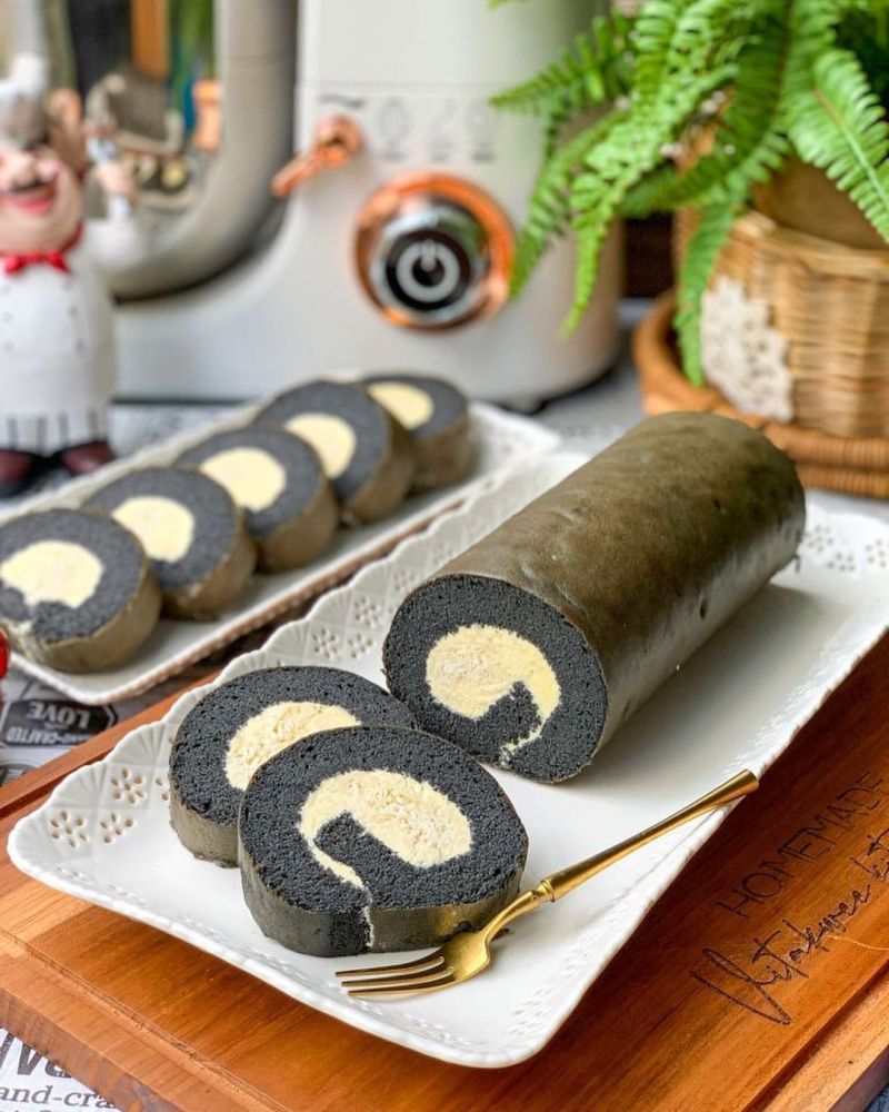 rollcake-ketan-hitam