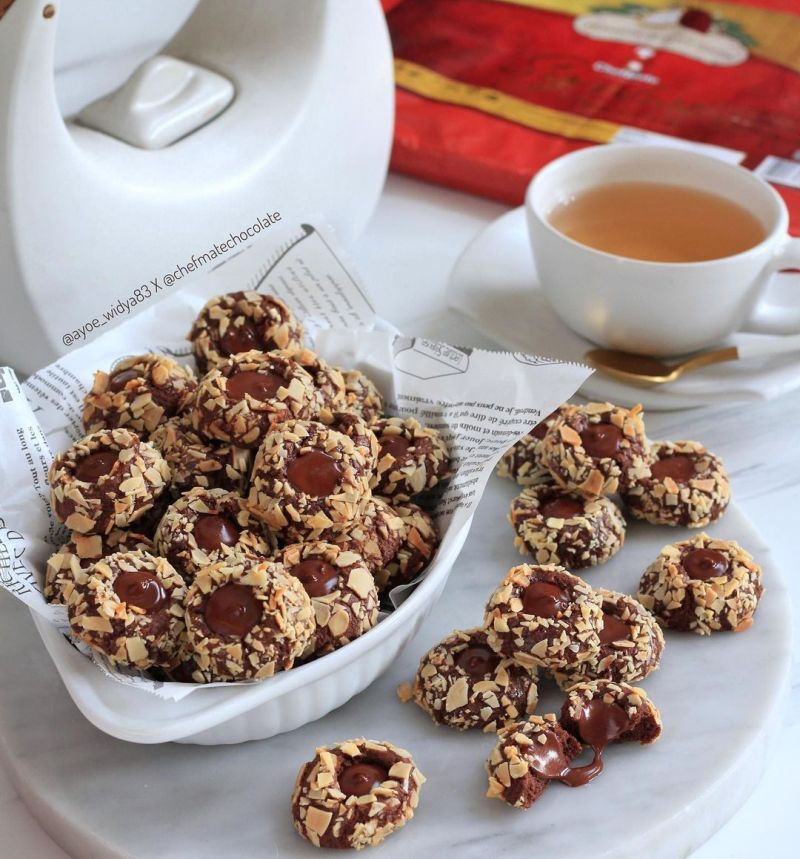 choco-almond-thumbprint