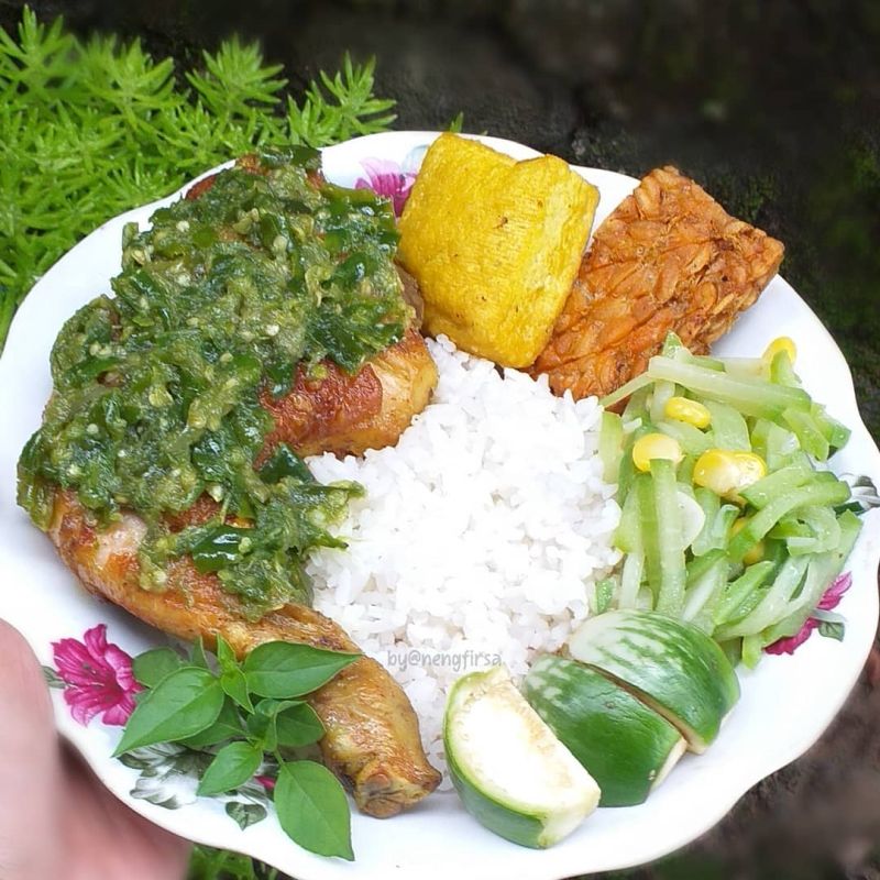 ayam-penyet-sambal-cabai-hijau