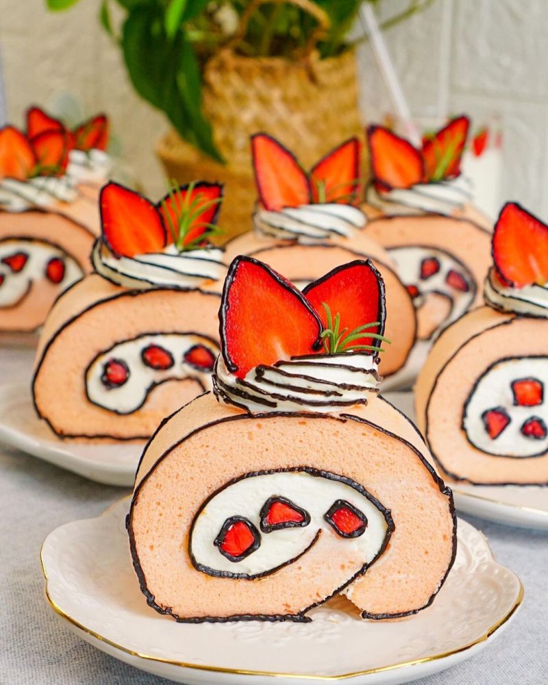 strawberry-comic-roll-cake
