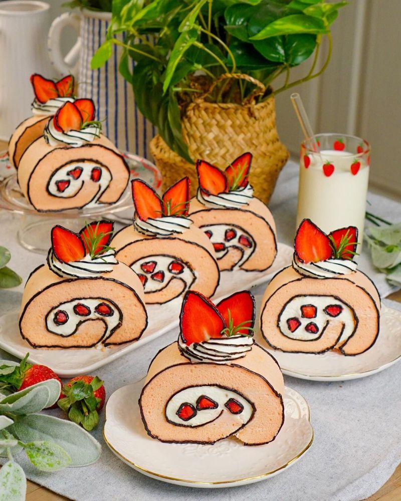 strawberry-comic-roll-cake